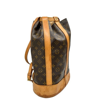 Lato destro, Zaino Louis Vuitton realizzato in tela Monogram con hardware dorato, caratterizzato da una chiusura a coulisse. Indossabile a spalla.