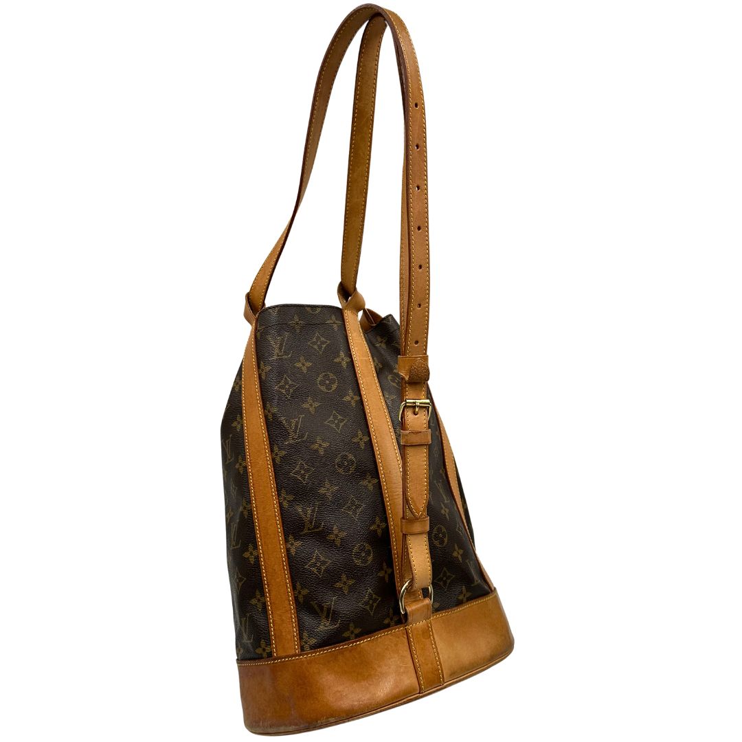Tracolla, Zaino Louis Vuitton realizzato in tela Monogram con hardware dorato, caratterizzato da una chiusura a coulisse. Indossabile a spalla.