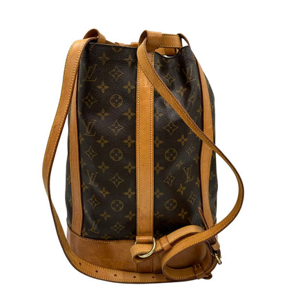 Retro, Zaino Louis Vuitton realizzato in tela Monogram con hardware dorato, caratterizzato da una chiusura a coulisse. Indossabile a spalla.