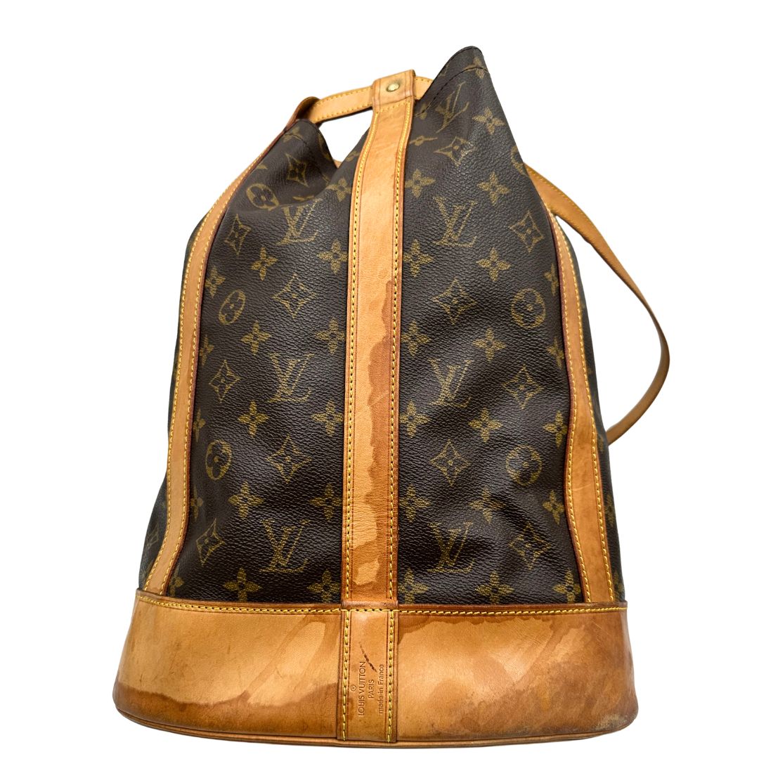 Zaino Louis Vuitton realizzato in tela Monogram con hardware dorato, caratterizzato da una chiusura a coulisse. Indossabile a spalla.