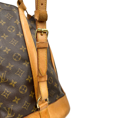 Tracolla, Zaino Louis Vuitton realizzato in tela Monogram con hardware dorato, caratterizzato da una chiusura a coulisse. Indossabile a spalla.