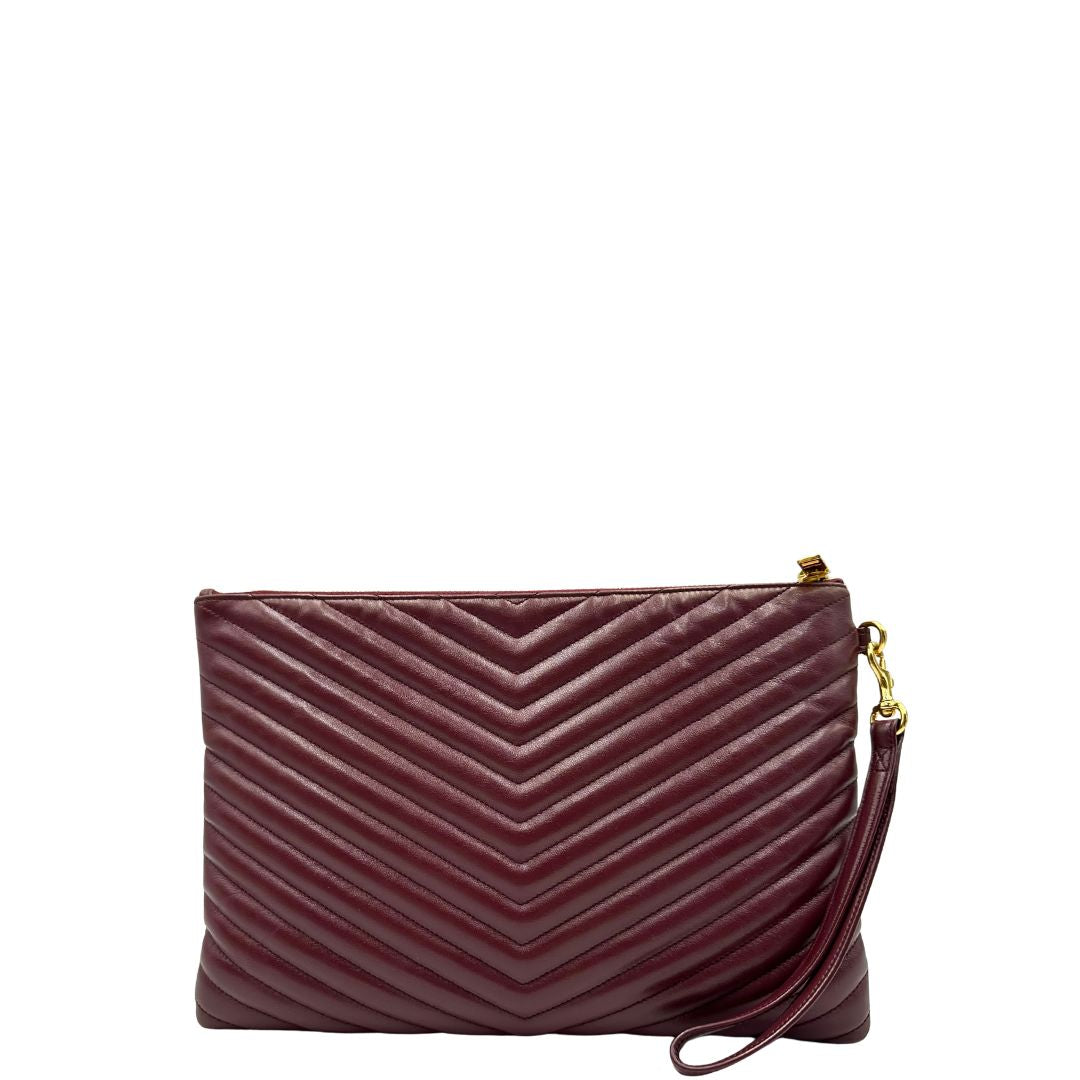 Retro di una pochette Saint Laurent in pelle bordeaux trapuntata, con parti metalliche dorate, usata, originale, second hand, in ottime condizioni.
