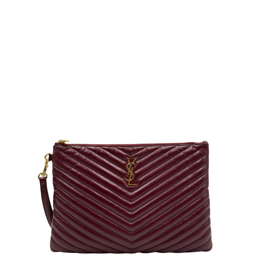 Front di una pochette Saint Laurent in pelle bordeaux trapuntata, con parti metalliche dorate, usata, originale, second hand, in ottime condizioni.