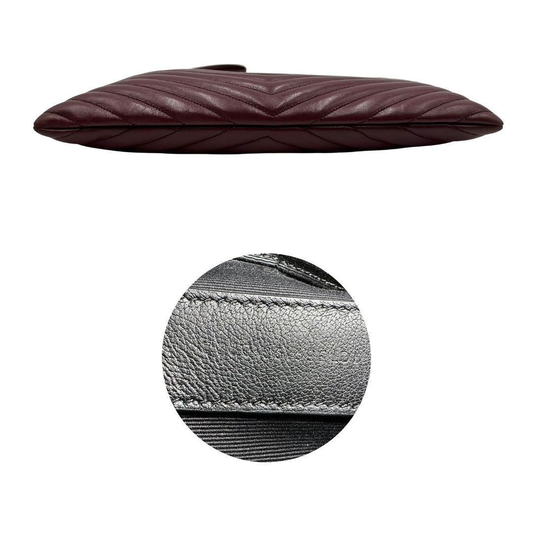 Base e codice di una pochette Saint Laurent in pelle bordeaux trapuntata, con parti metalliche dorate, usata, originale, second hand, in ottime condizioni.