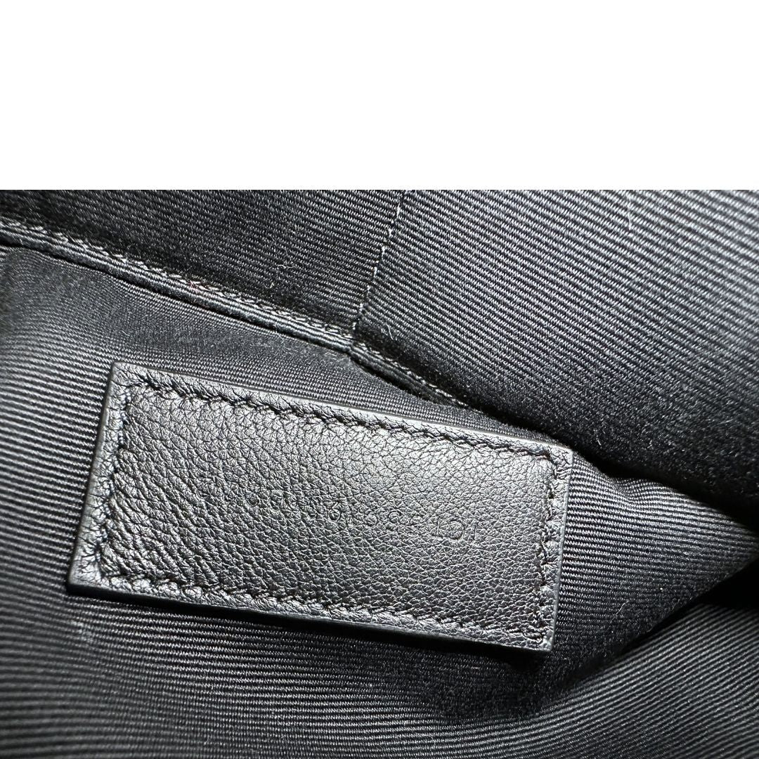 Codice di una pochette Saint Laurent in pelle bordeaux trapuntata, con parti metalliche dorate, usata, originale, second hand, in ottime condizioni.