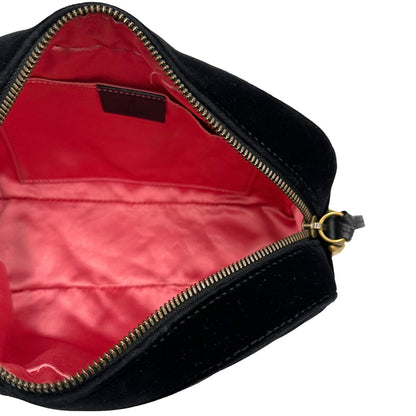 interno Camera bag Gucci Marmont in velluto e finiture in pelle nere, di lusso, originale, ottime condizioni, usata. 