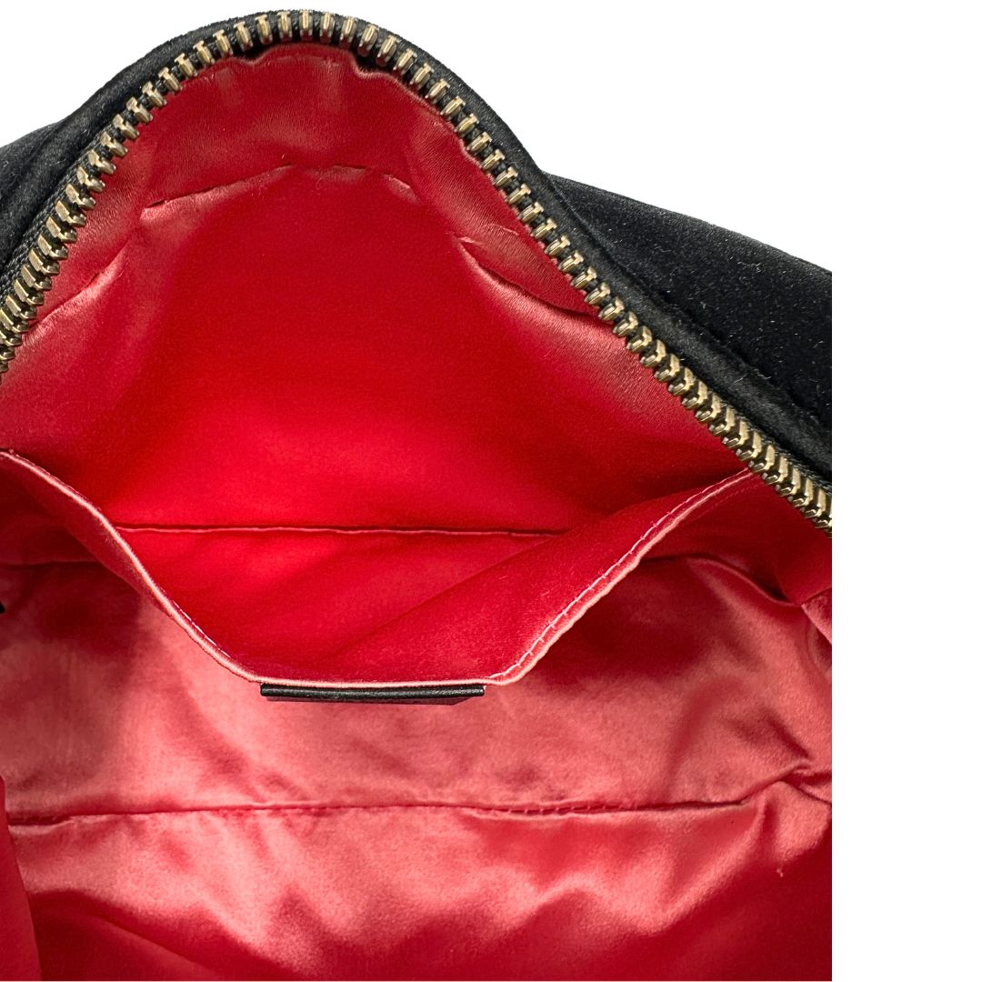 interno Camera bag Gucci Marmont in velluto e finiture in pelle nere, di lusso, originale, ottime condizioni, usata. 