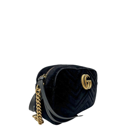 lato Camera bag Gucci Marmont in velluto e finiture in pelle nere, di lusso, originale, ottime condizioni, usata. 