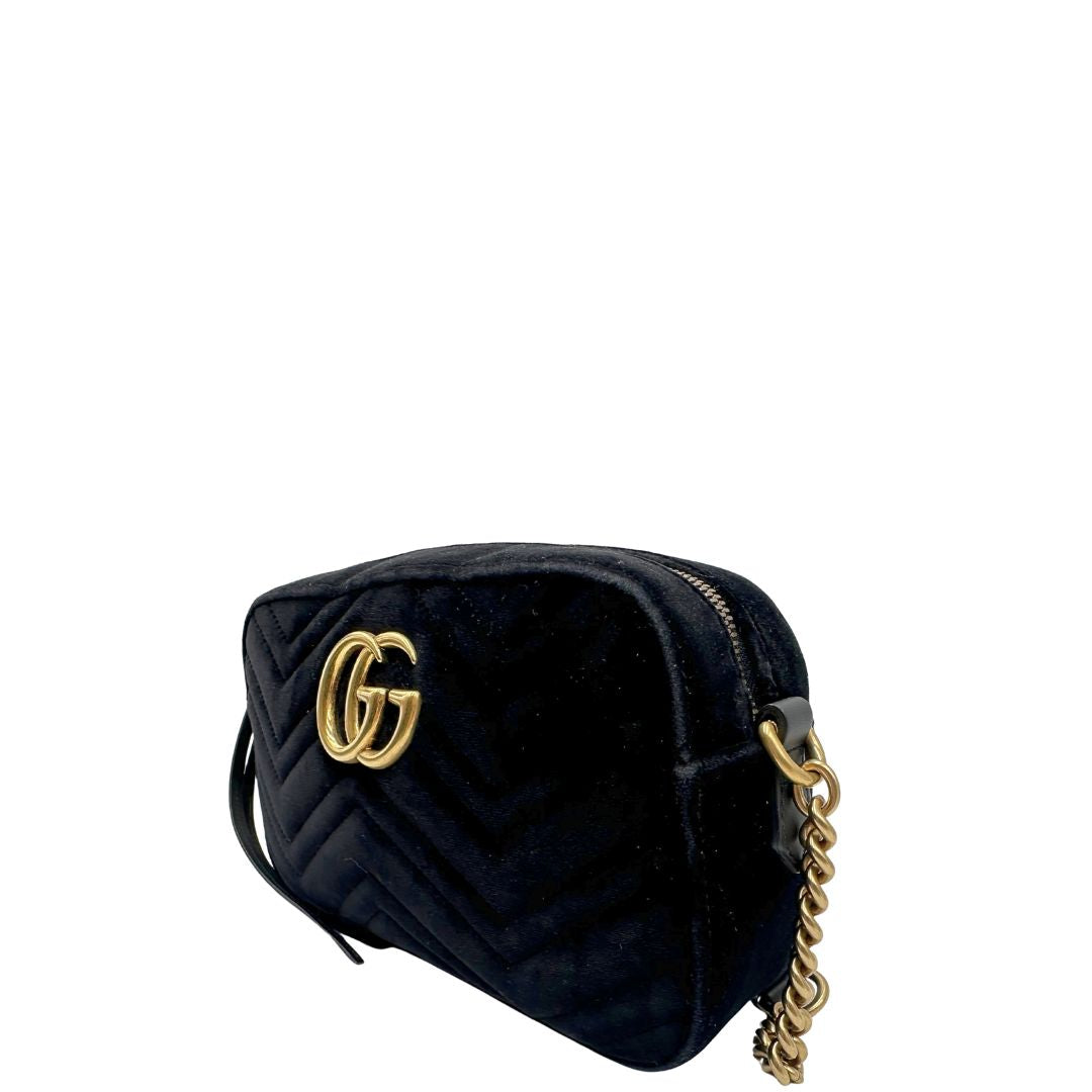 lato Camera bag Gucci Marmont in velluto e finiture in pelle nere, di lusso, originale, ottime condizioni, usata. 