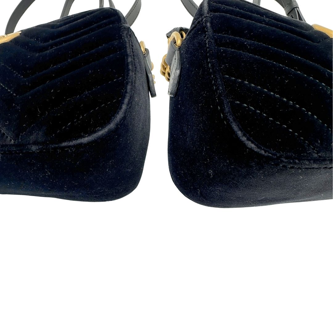 angoli Camera bag Gucci Marmont in velluto e finiture in pelle nere, di lusso, originale, ottime condizioni, usata. 