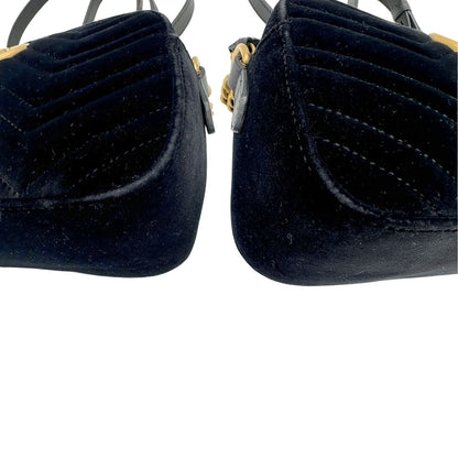 angoli Camera bag Gucci Marmont in velluto e finiture in pelle nere, di lusso, originale, ottime condizioni, usata. 