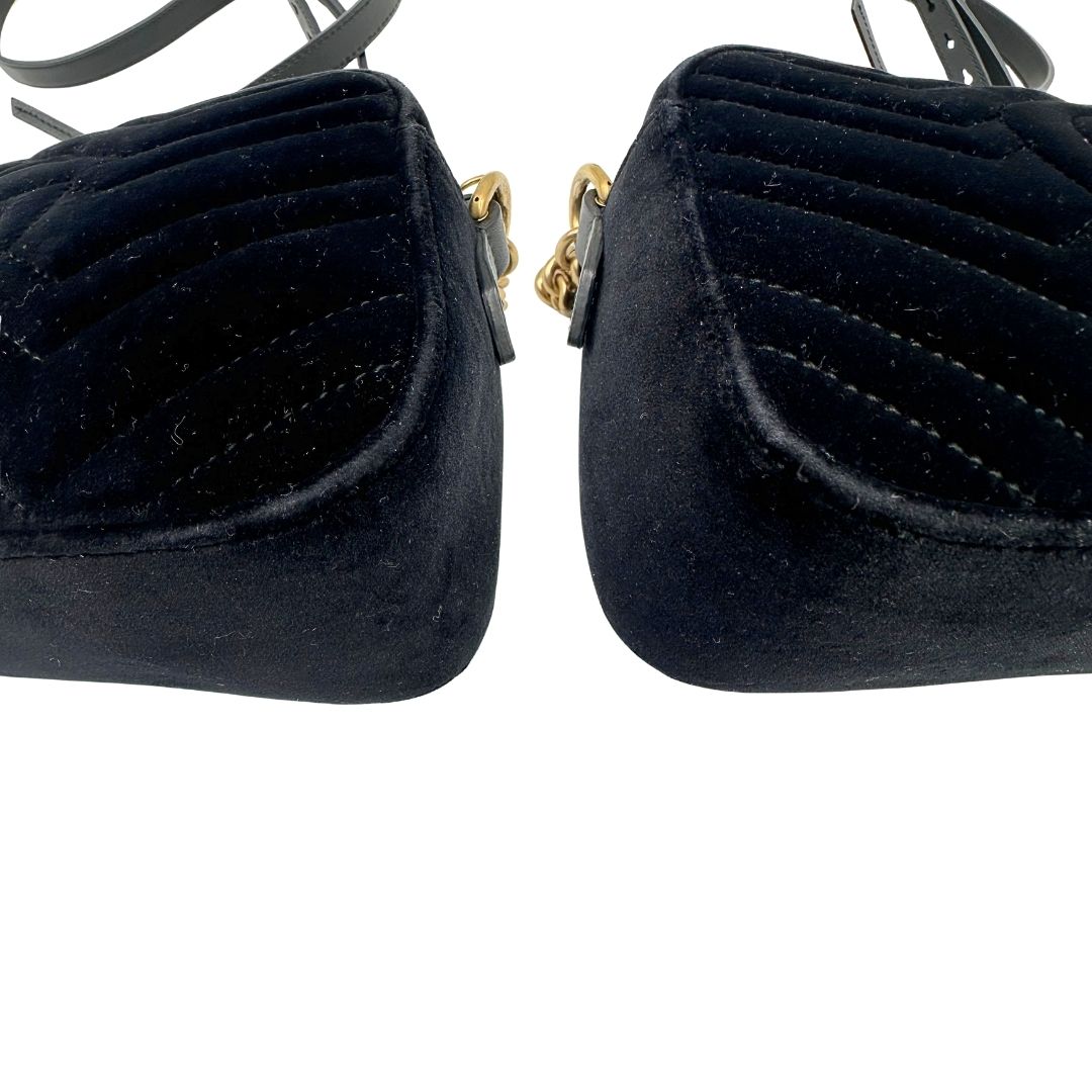 angoli Camera bag Gucci Marmont in velluto e finiture in pelle nere, di lusso, originale, ottime condizioni, usata. 