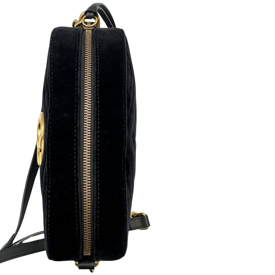 chiusura Camera bag Gucci Marmont in velluto e finiture in pelle nere, di lusso, originale, ottime condizioni, usata. 