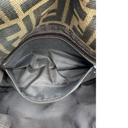 Interno di una borsa Fendi Baguette marrone in tessuto trama Zucca, indossabile a spalla, usata, originale, second hand, in ottime condizioni.
