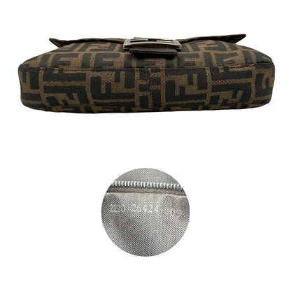 Base e codice di una borsa Fendi Baguette marrone in tessuto trama Zucca, indossabile a spalla, usata, originale, second hand, in ottime condizioni. 