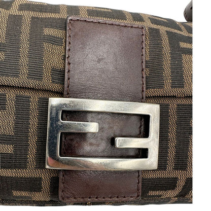 Logo di una borsa Fendi Baguette marrone in tessuto trama Zucca, indossabile a spalla, usata, originale, second hand, in ottime condizioni.