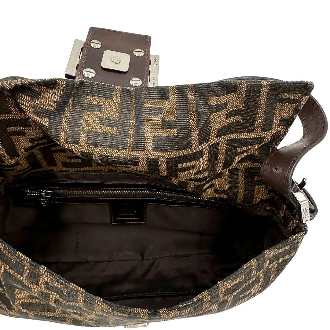 Interno di una borsa Fendi Baguette marrone in tessuto trama Zucca, indossabile a spalla, usata, originale, second hand, in ottime condizioni.