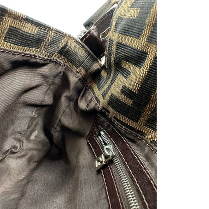 Alone nella fodera interna di una borsa Fendi Baguette marrone in tessuto trama Zucca, indossabile a spalla, usata, originale, second hand, in ottime condizioni.