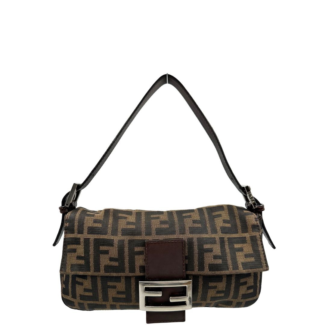 Front di una borsa Fendi Baguette marrone in tessuto trama Zucca, indossabile a spalla, usata, originale, second hand, in ottime condizioni.