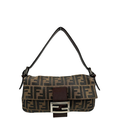 Front di una borsa Fendi Baguette marrone in tessuto trama Zucca, indossabile a spalla, usata, originale, second hand, in ottime condizioni.