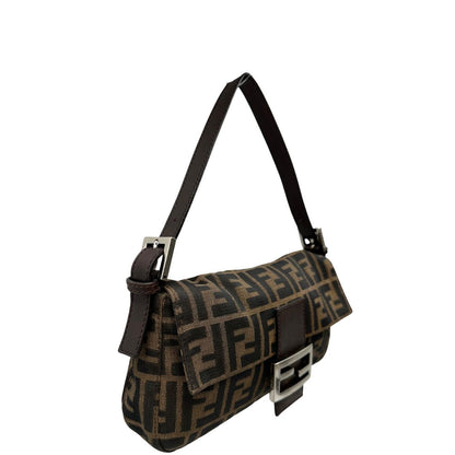 Laterale sinistro di una borsa Fendi Baguette marrone in tessuto trama Zucca, indossabile a spalla, usata, originale, second hand, in ottime condizioni.