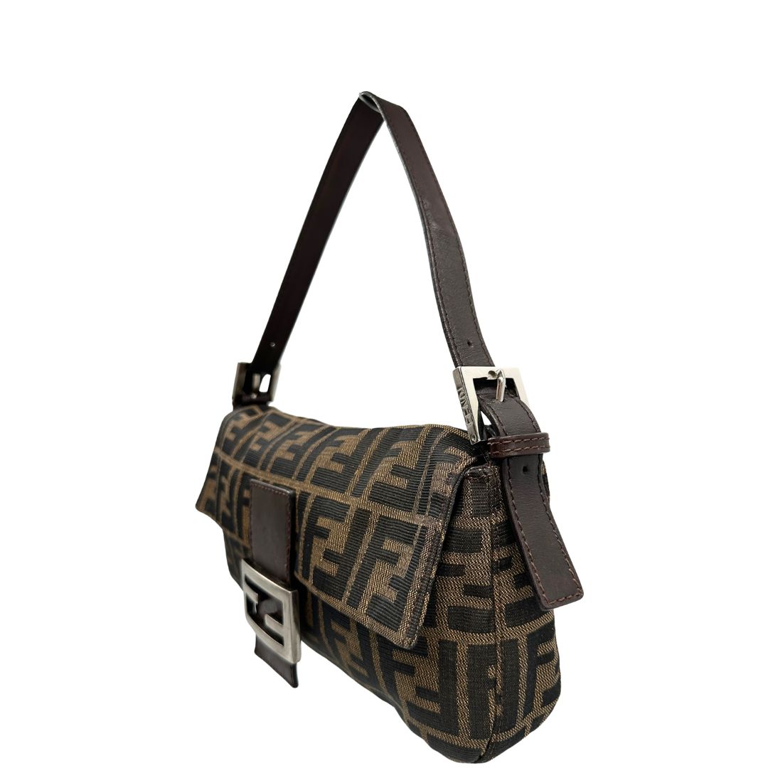 Laterale destro di una borsa Fendi Baguette marrone in tessuto trama Zucca, indossabile a spalla, usata, originale, second hand, in ottime condizioni.