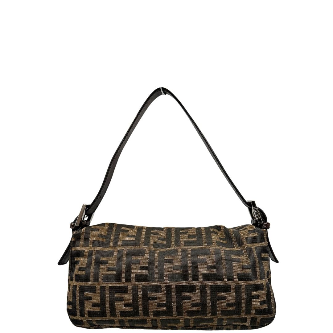 Retro di una borsa Fendi Baguette marrone in tessuto trama Zucca, indossabile a spalla, usata, originale, second hand, in ottime condizioni.