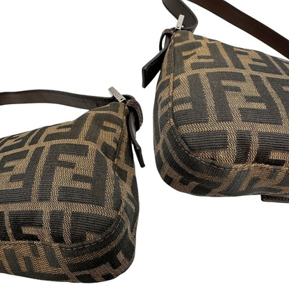 Angoli di una borsa Fendi Baguette marrone in tessuto trama Zucca, indossabile a spalla, usata, originale, second hand, in ottime condizioni.