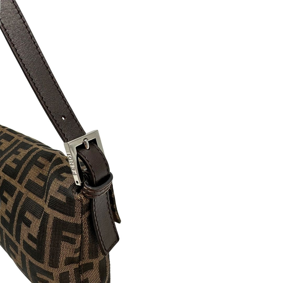 Manico regolabile di una borsa Fendi Baguette marrone in tessuto trama Zucca, indossabile a spalla, usata, originale, second hand, in ottime condizioni.