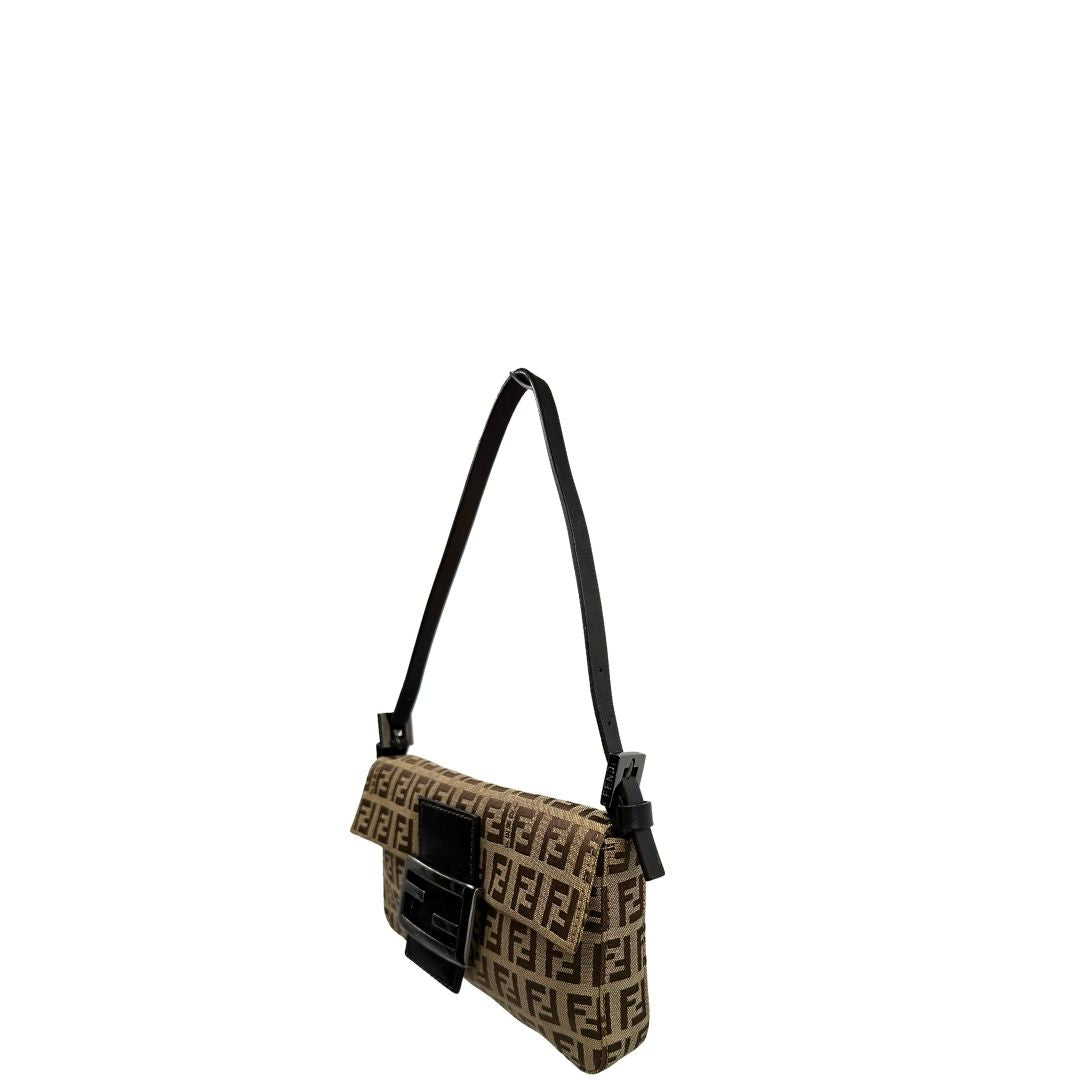Laterale destro di una borsa mini Fendi Baguette beige e marrone in tessuto trama Zucchino, indossabile a spalla, usata, originale, second hand, in ottime condizioni.