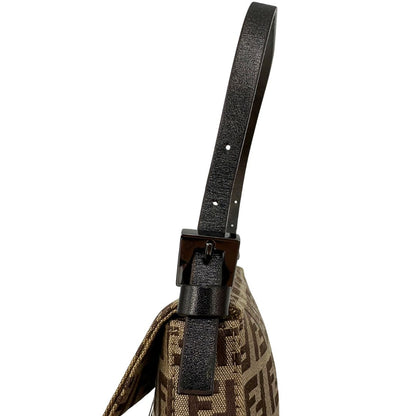 Manico regolabile di una borsa mini Fendi Baguette beige e marrone in tessuto trama Zucchino, indossabile a spalla, usata, originale, second hand, in ottime condizioni.