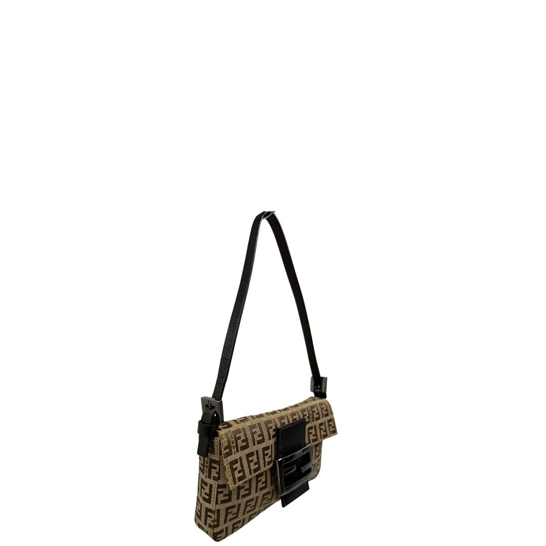 Laterale sinistro di una borsa mini Fendi Baguette beige e marrone in tessuto trama Zucchino, indossabile a spalla, usata, originale, second hand, in ottime condizioni.