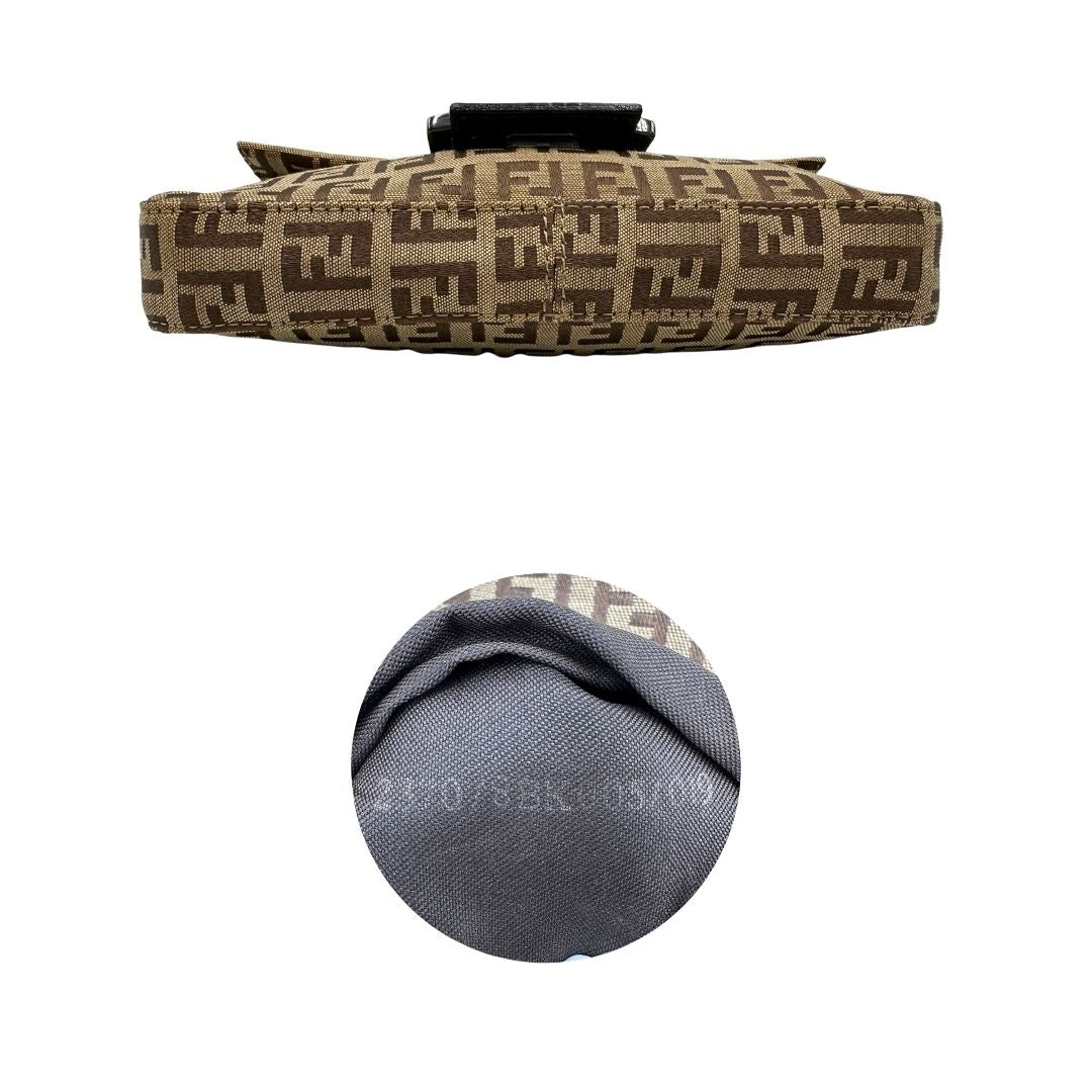 Base e codice di una borsa mini Fendi Baguette beige e marrone in tessuto trama Zucchino, indossabile a spalla, usata, originale, second hand, in ottime condizioni.