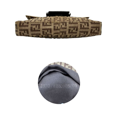 Base e codice di una borsa mini Fendi Baguette beige e marrone in tessuto trama Zucchino, indossabile a spalla, usata, originale, second hand, in ottime condizioni.