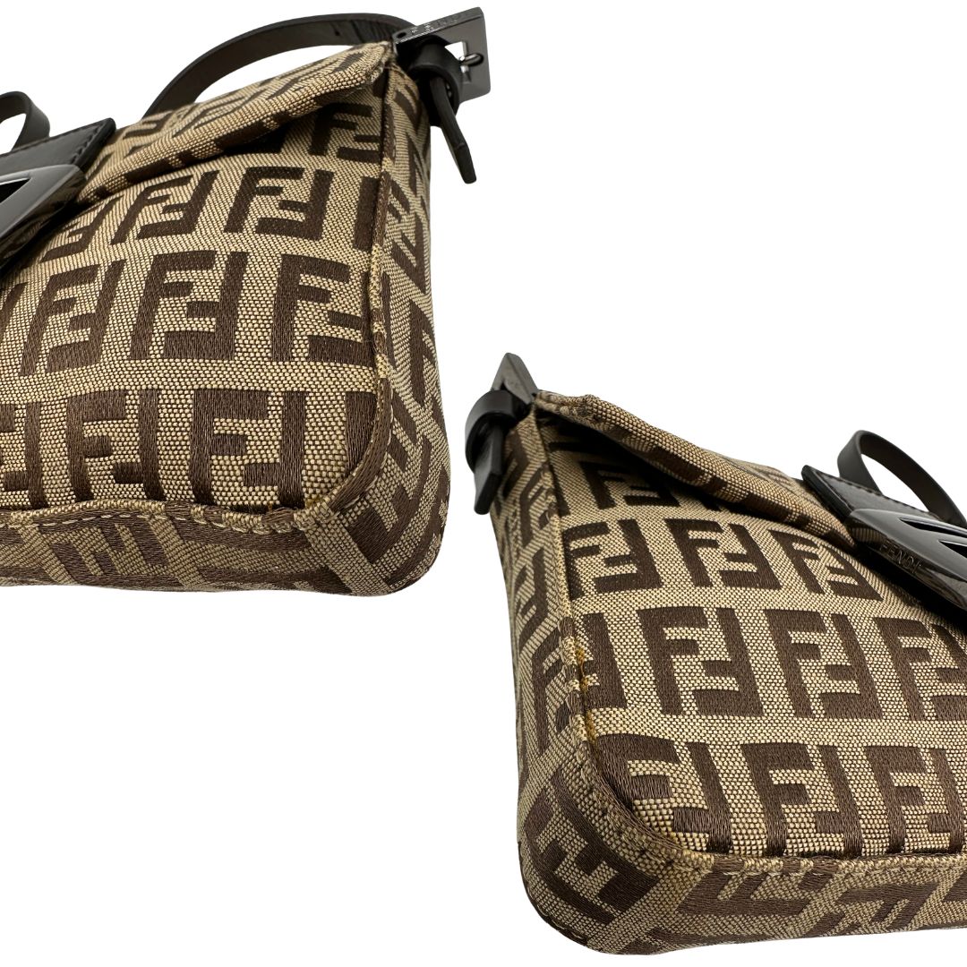 Angoli di una borsa mini Fendi Baguette beige e marrone in tessuto trama Zucchino, indossabile a spalla, usata, originale, second hand, in ottime condizioni.