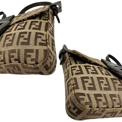 Angoli di una borsa mini Fendi Baguette beige e marrone in tessuto trama Zucchino, indossabile a spalla, usata, originale, second hand, in ottime condizioni.