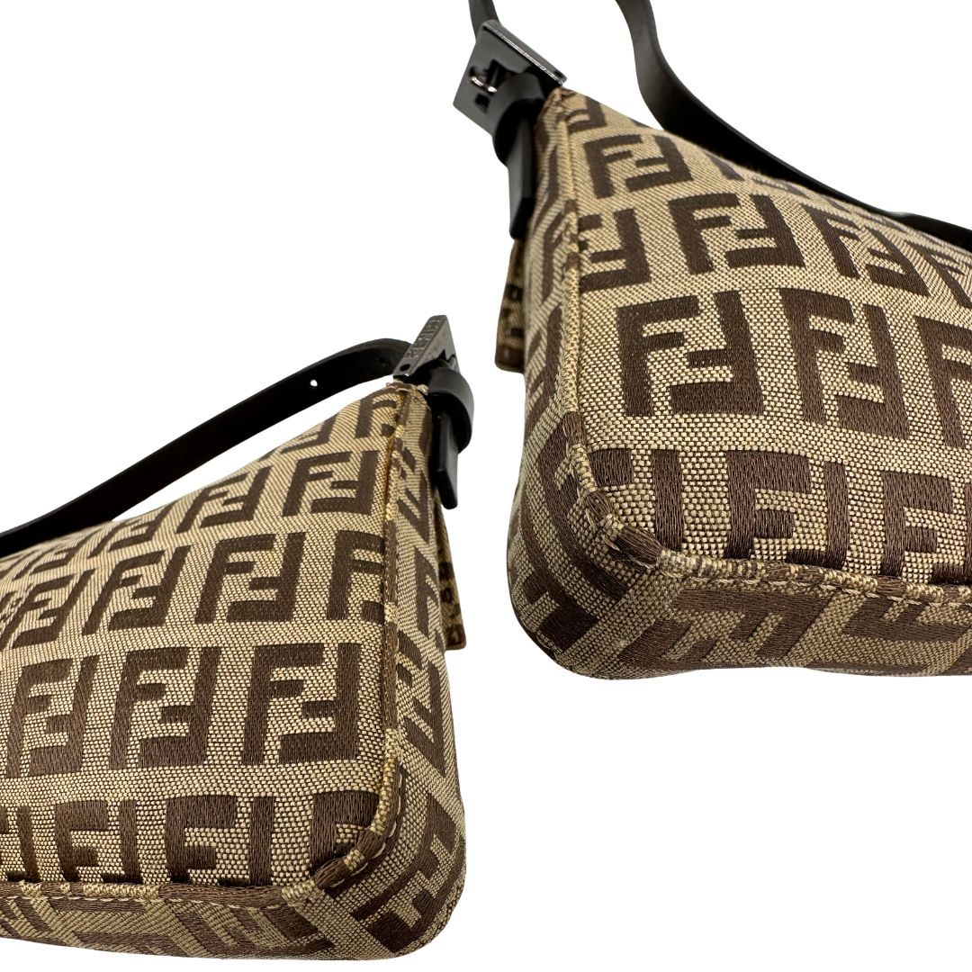 Angoli di una borsa mini Fendi Baguette beige e marrone in tessuto trama Zucchino, indossabile a spalla, usata, originale, second hand, in ottime condizioni.