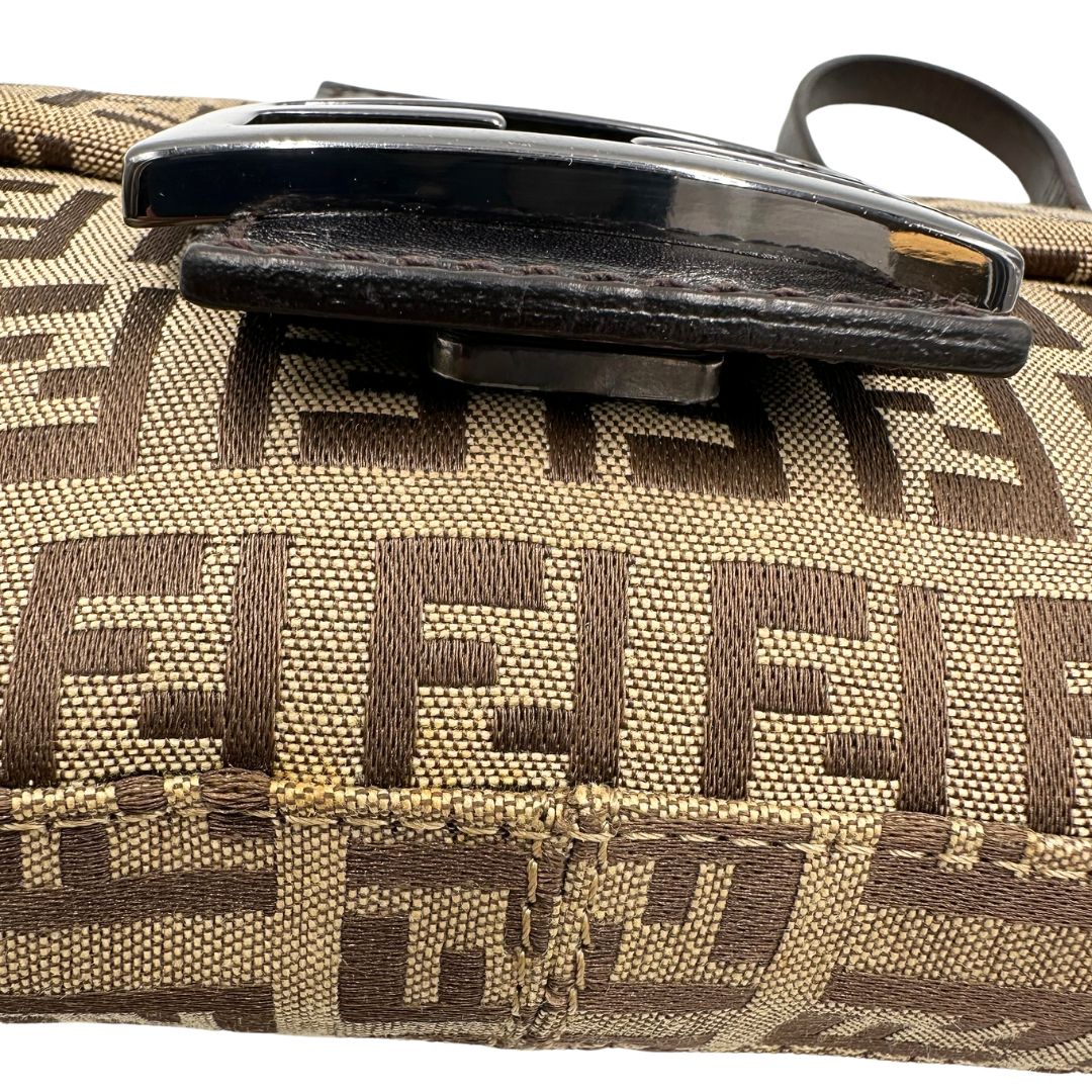 Alone sul tessuto di una borsa mini Fendi Baguette beige e marrone in tessuto trama Zucchino, indossabile a spalla, usata, originale, second hand, in ottime condizioni.