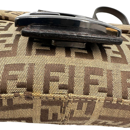 Alone sul tessuto di una borsa mini Fendi Baguette beige e marrone in tessuto trama Zucchino, indossabile a spalla, usata, originale, second hand, in ottime condizioni.