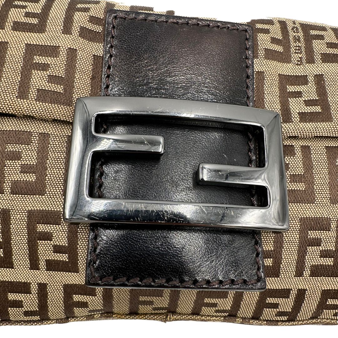 Logo di una borsa mini Fendi Baguette beige e marrone in tessuto trama Zucchino, indossabile a spalla, usata, originale, second hand, in ottime condizioni.