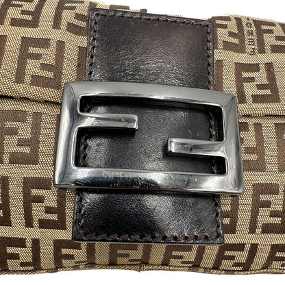 Logo di una borsa mini Fendi Baguette beige e marrone in tessuto trama Zucchino, indossabile a spalla, usata, originale, second hand, in ottime condizioni.