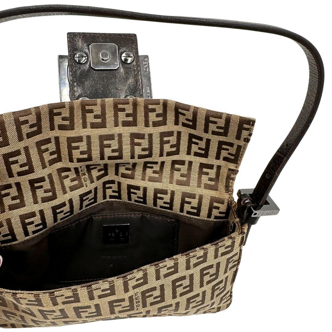 Apertura di una borsa mini Fendi Baguette beige e marrone in tessuto trama Zucchino, indossabile a spalla, usata, originale, second hand, in ottime condizioni.
