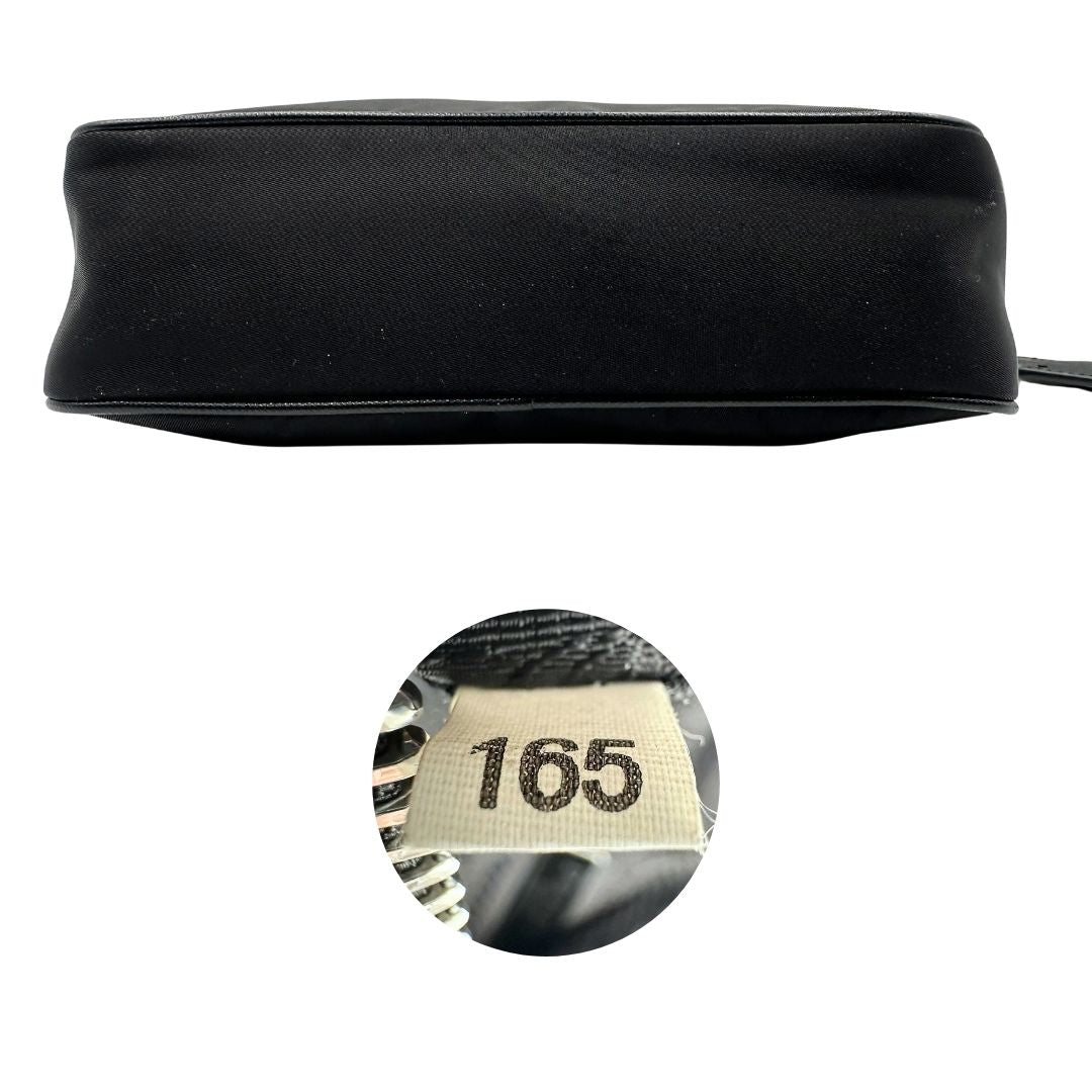 Base e codice di una borsa Prada Re-Edition 2005 in nylon nero con dettagli in pelle e hardware argento, arricchita da catena frontale, mini pouch removibile e portachiavi logato. Modello compatto e versatile, utilizzabile a spalla, a mano o crossbody, usata, originale, second hand, in condizioni eccellenti.