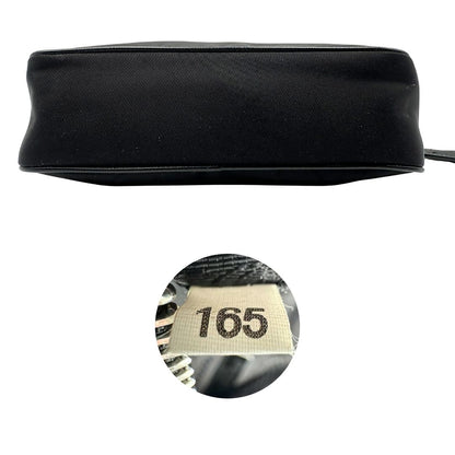 Base e codice di una borsa Prada Re-Edition 2005 in nylon nero con dettagli in pelle e hardware argento, arricchita da catena frontale, mini pouch removibile e portachiavi logato. Modello compatto e versatile, utilizzabile a spalla, a mano o crossbody, usata, originale, second hand, in condizioni eccellenti.