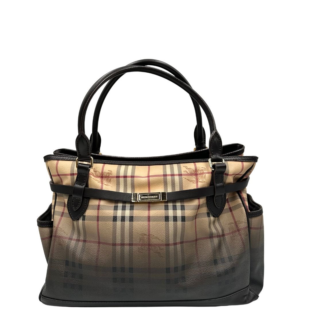 Front di una shopper Burberry in canvas trama tartan con finiture in pelle marrone testa di moro ed effetto gradient sul canvas, usata, originale, second hand, in ottime condizioni.