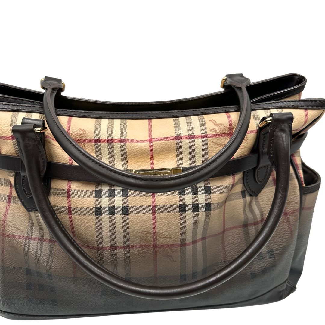 Manici di una shopper Burberry in canvas trama tartan con finiture in pelle marrone testa di moro ed effetto gradient sul canvas, usata, originale, second hand, in ottime condizioni.