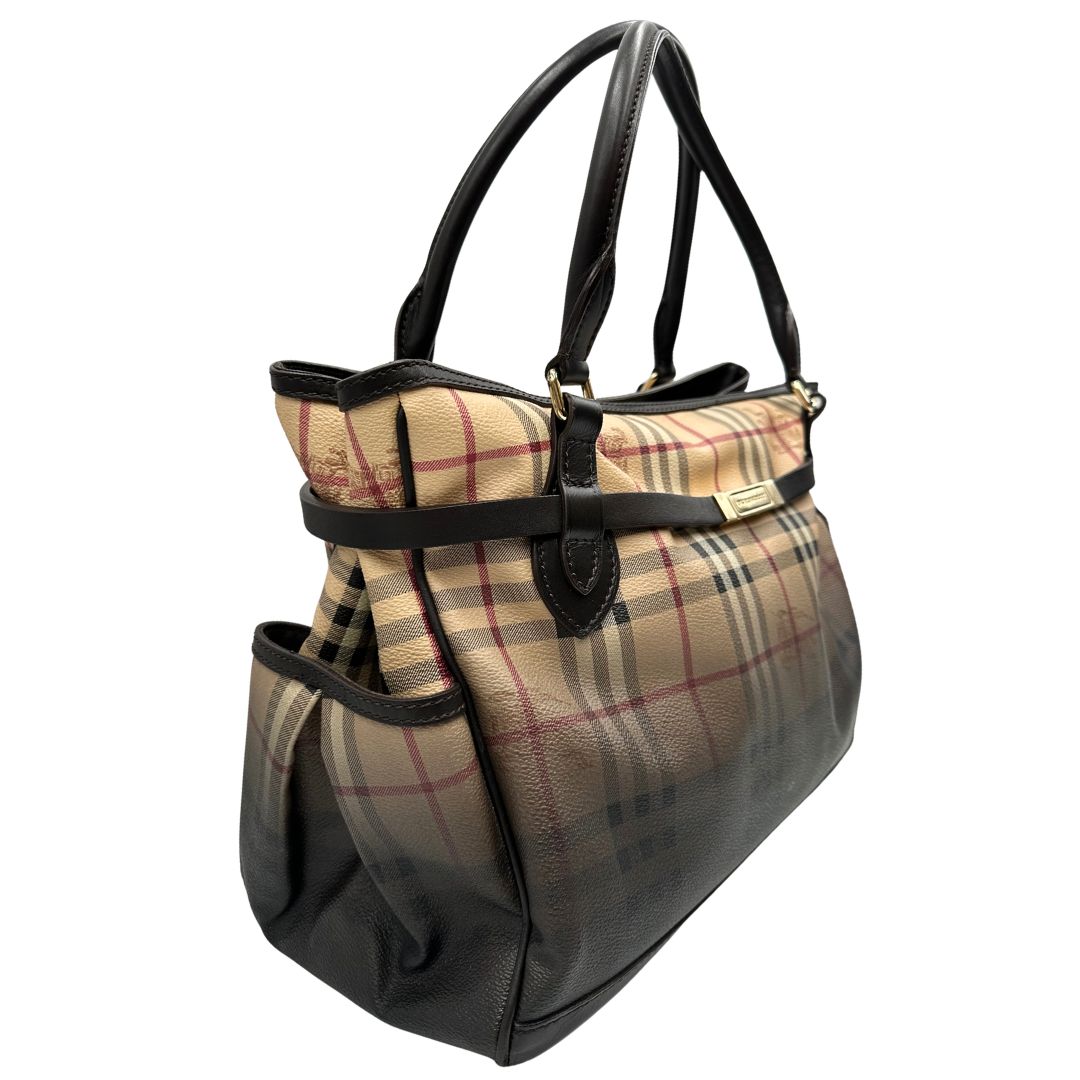 Laterale sinistro di una shopper Burberry in canvas trama tartan con finiture in pelle marrone testa di moro ed effetto gradient sul canvas, usata, originale, second hand, in ottime condizioni.