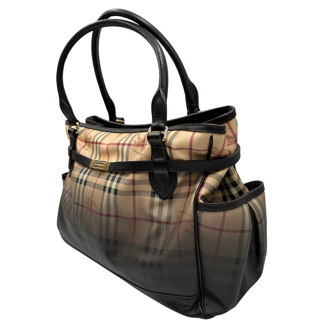 Laterale destro di una shopper Burberry in canvas trama tartan con finiture in pelle marrone testa di moro ed effetto gradient sul canvas, usata, originale, second hand, in ottime condizioni.