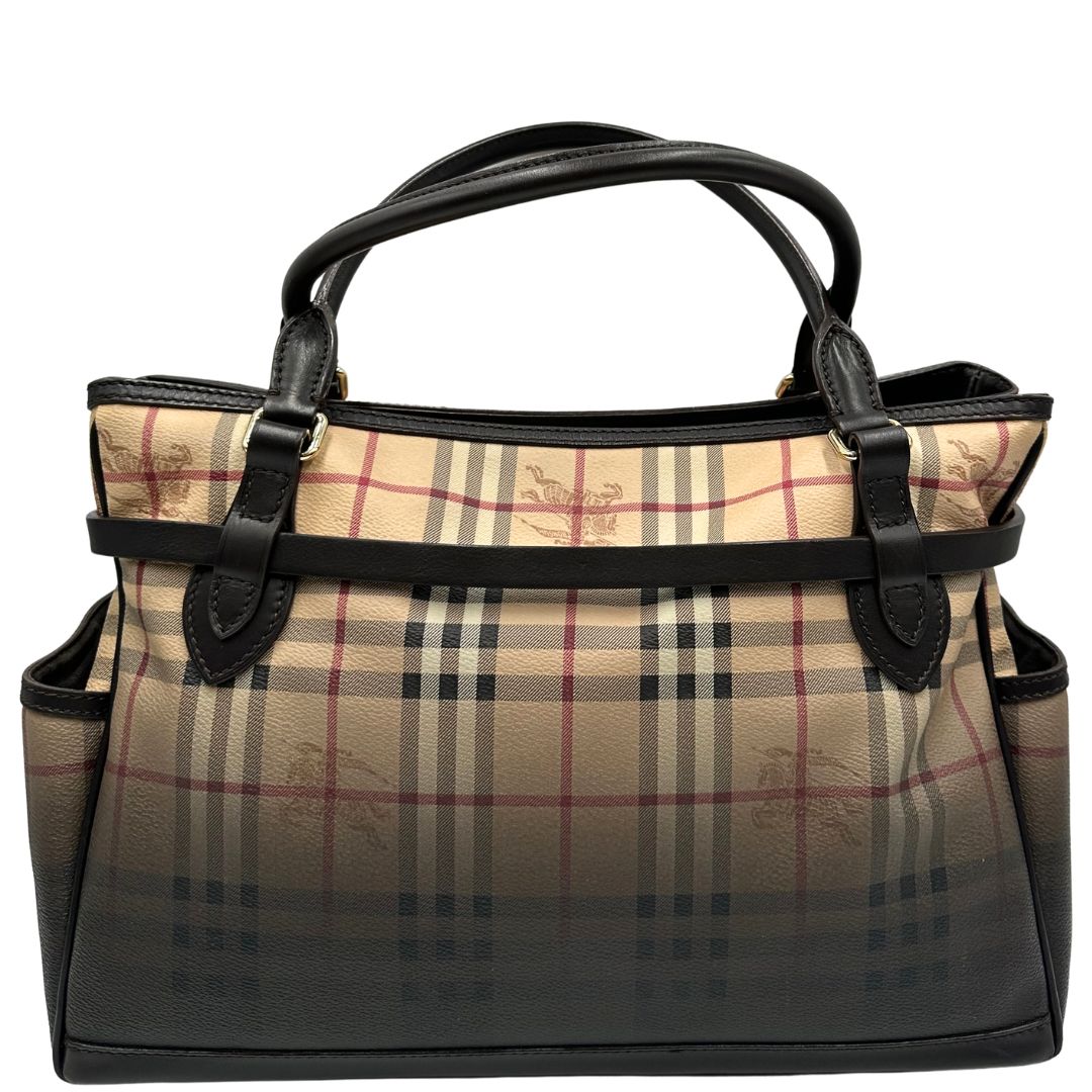 Retro di una shopper Burberry in canvas trama tartan con finiture in pelle marrone testa di moro ed effetto gradient sul canvas, usata, originale, second hand, in ottime condizioni.