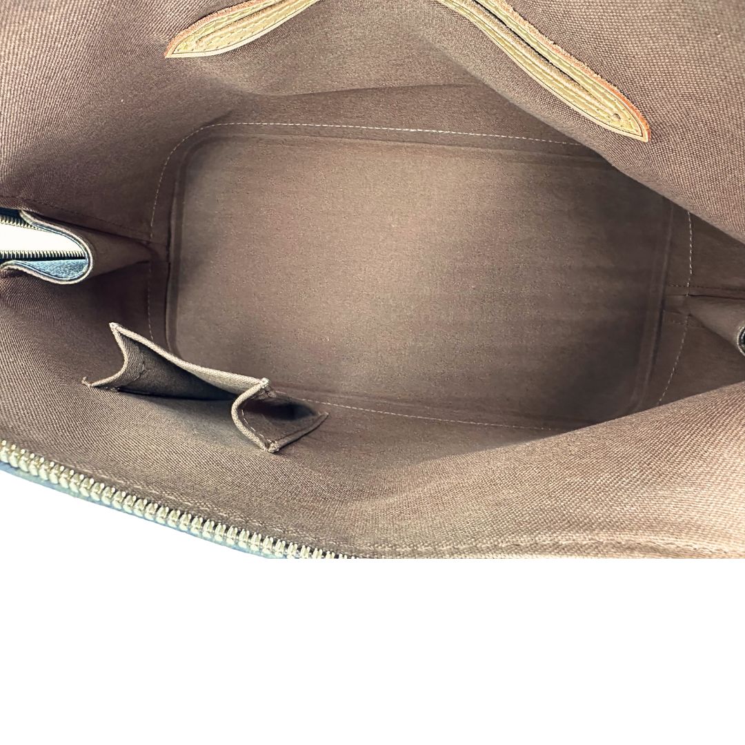 Interno di una Louis Vuitton Alma in tela monogram nella versione PM, usata, originale, second hand, in ottime condizioni.